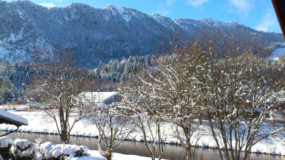 Ammerzone: Blick auf die verschneite Ammer