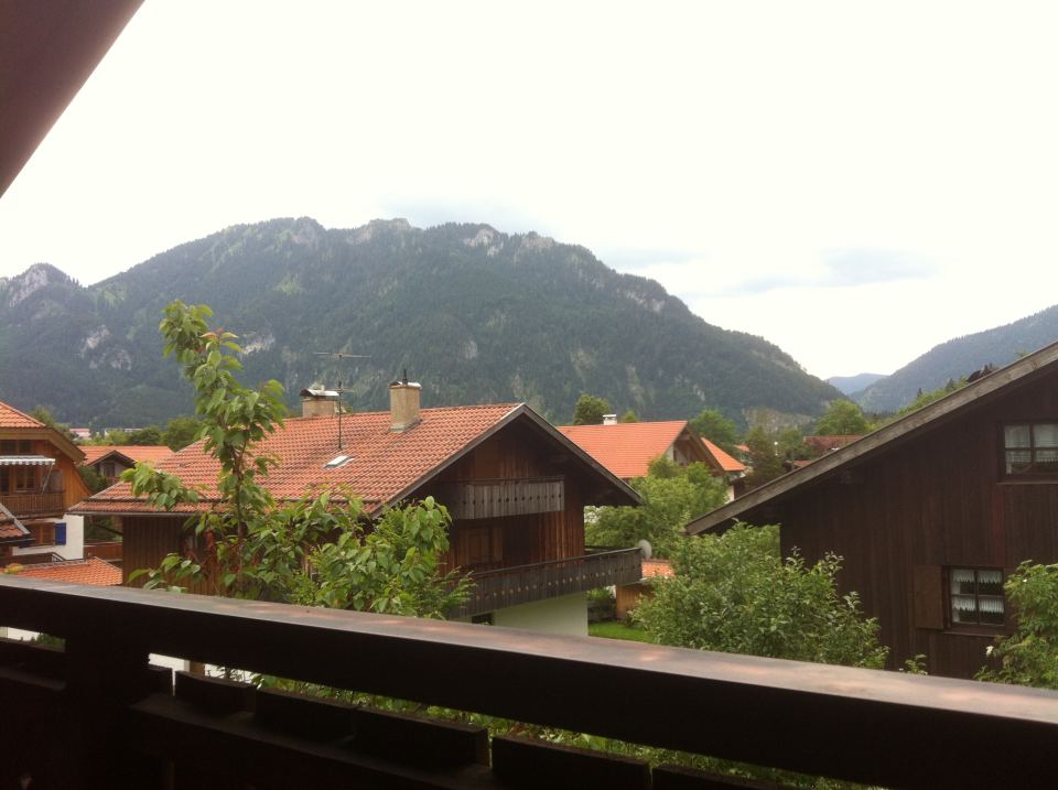 Ammerzone: Blick vom Balkon auf die Berge