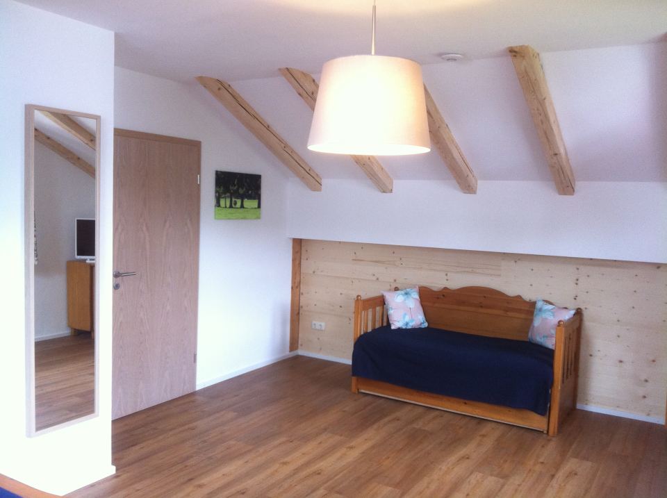 Ammerzone: Ausziehcouch im Schlafzimmer