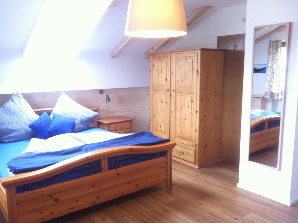 Ammerzone: Schlafzimmer mit Kleiderschrank