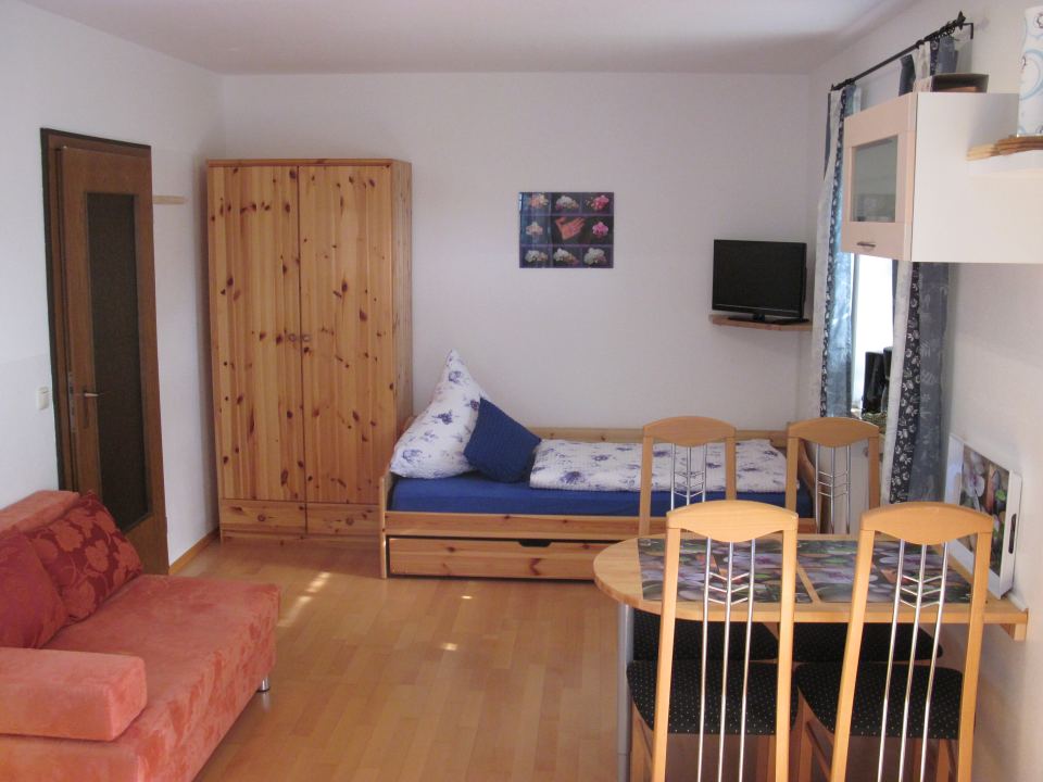 Ferienwohnung 1: Wohnbereich mit Couch, Einzelbett und Essplatz
