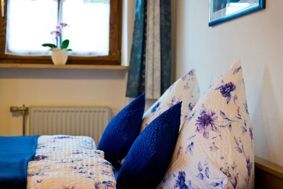 Ferienwohnung 2: Bett am Fenster