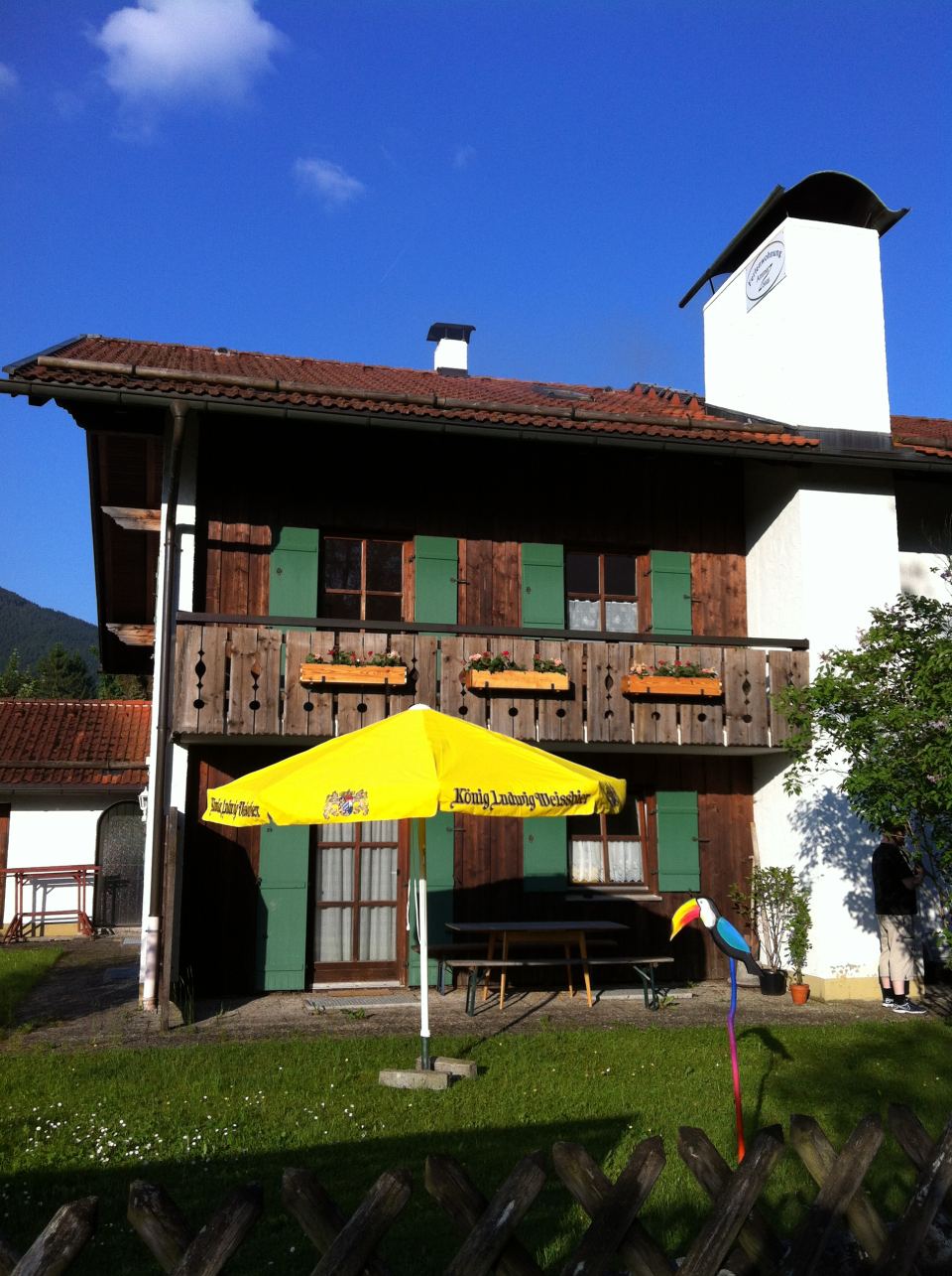 Das Haus im Sommer mit Terrasse und Garten
