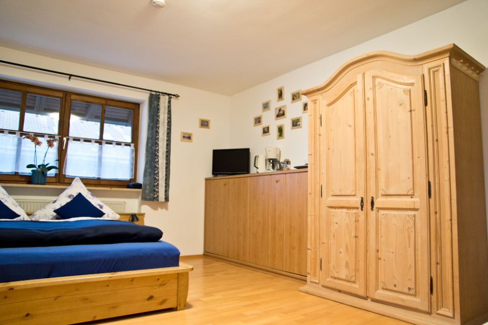 Ferienwohnung 3: Doppelbett und Kleiderschrank