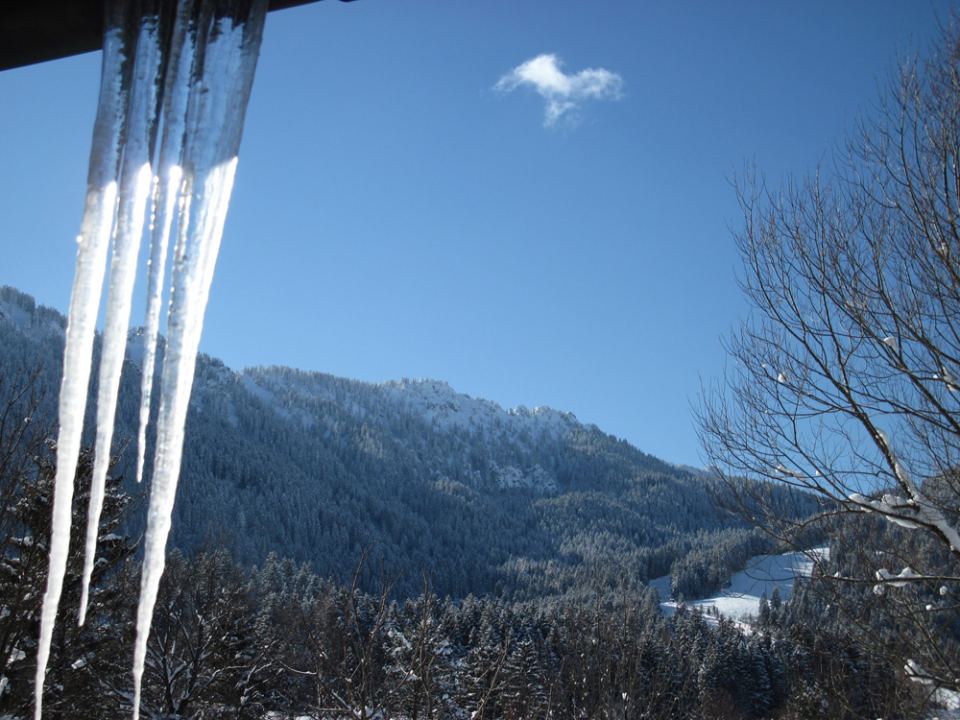 Eiszapfen und Winterblick vom Balkon