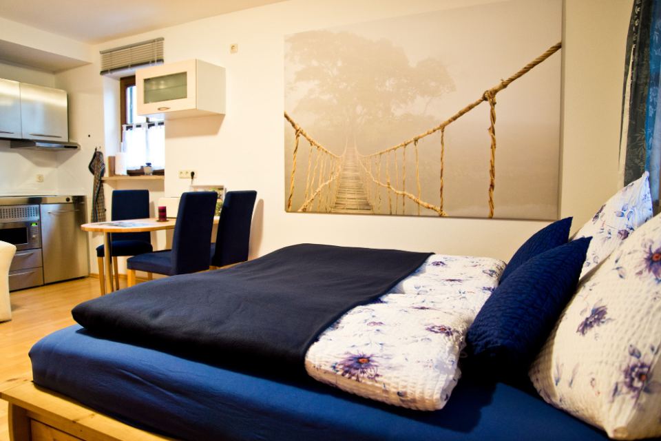 Ferienwohnung 3: Bett und Kochnische