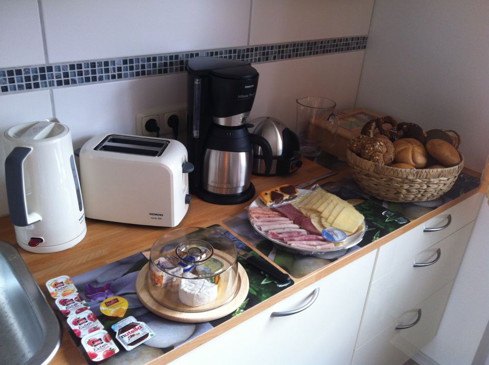 Frühstück mit Brötchen, Aufschnitt und Kaffee