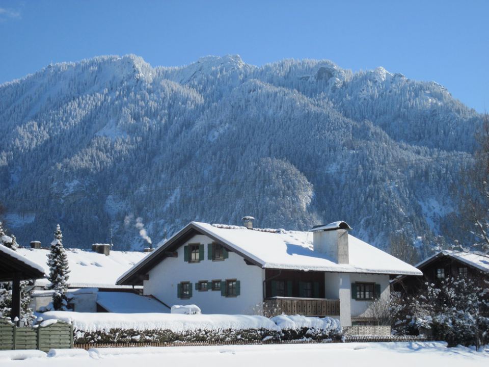 Das Haus im Winter, von der Ammer aus gesehen