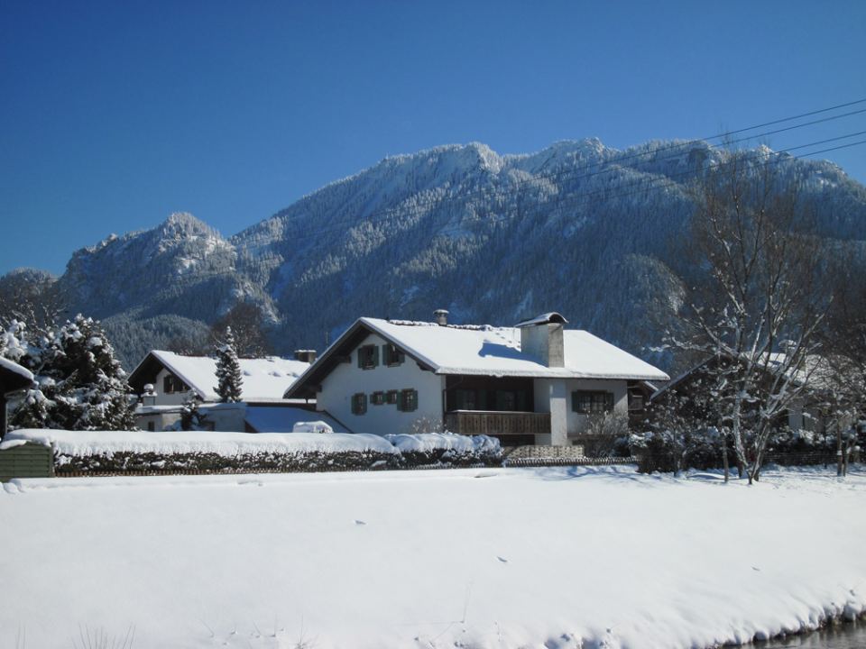 Das Haus im Schnee vor den Bergen