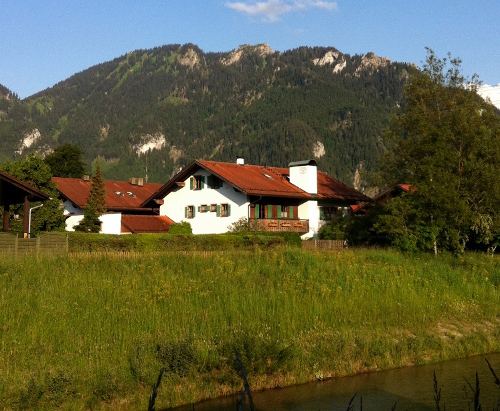 Das Haus im Sommer, vom Ammerufer aus gesehen